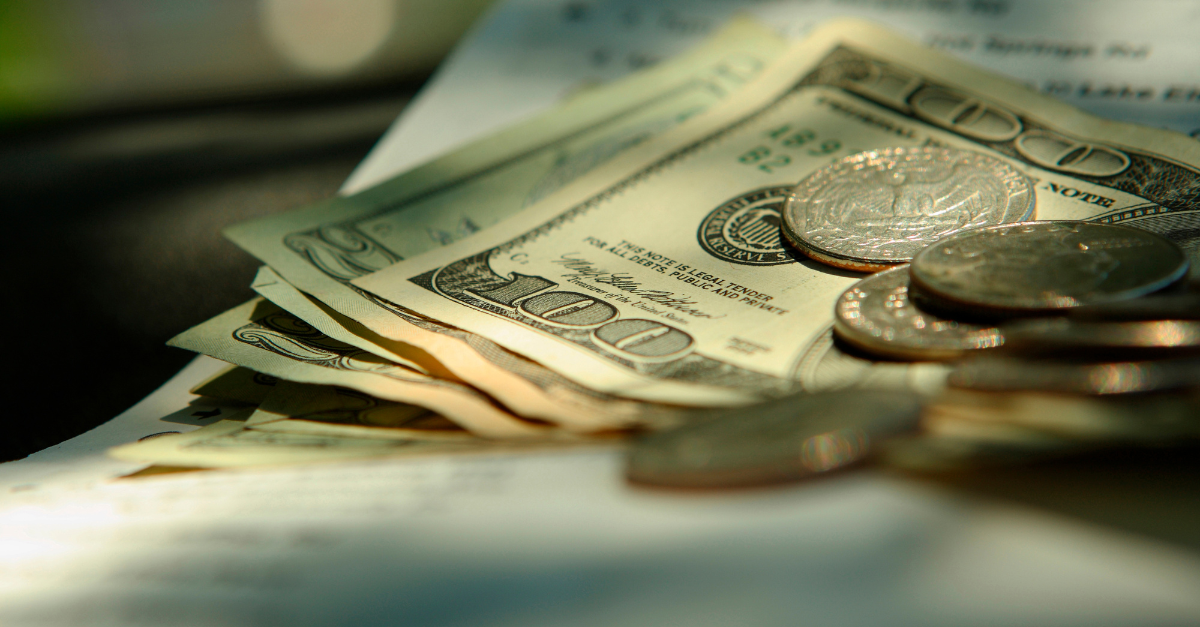 Investoři utíkají k dolaru, volby a politika jsou hnacím motorem volatility