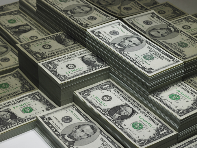 Dolar posiluje navzdory Trumpově celní smršti